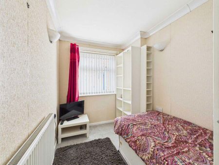 3 bedroom apartment to rent - Photo 2