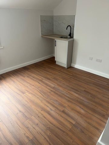 Studio Flat, Garfield Road, SW11 - Photo 3