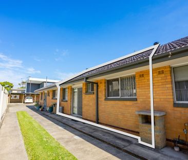 Neat 1 Bedroom Unit with Private Ensuite - Over 55's Complex - Photo 2