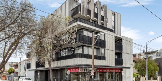 Sleek Designer Apartment Moments from Chapel Street - Photo 3