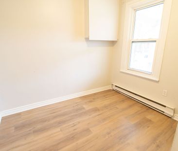 Charming 2 Bedroom House in Welland!! - Photo 5