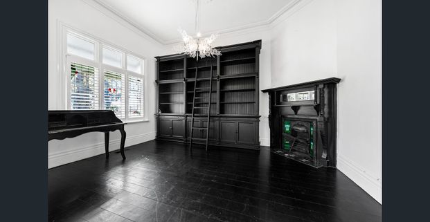 Exquisite designer home: A perfect blend of style and sophistication - Photo 1