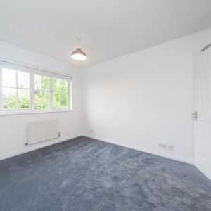 4 Bedroom, 3 bath, 1 reception Terraced House - Photo 3