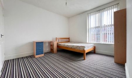 Spacious Four Bedroom Property - Photo 3