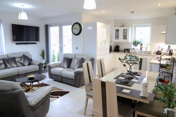 1 bedroom in a house share to rent - Photo 1
