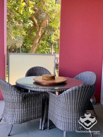 Exceptional Three Bedroom Beachfront living - Fully Furnished Beautifully-cool marina aspect - Photo 5