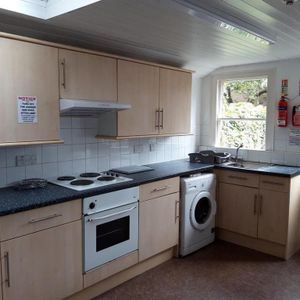 1 bedroom in a house share to rent - Photo 2