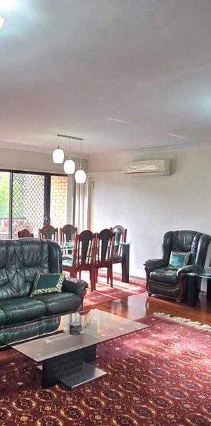 Spacious Three-Bedroom Apartment in a Convenient Auburn Location - Photo 1