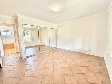 Neat and tidy 3 bedroom home with Split system air conditioning! - Photo 4
