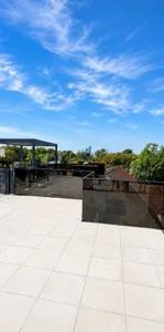 VOLL MÖBLIERT & AUSGESTATTET! 3-Zimmer Penthouse mit 30qm Dachterrasse! Skyline & Kahlenberg Blick! Garage! Nähe U2! - Photo 1