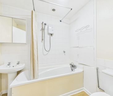 2 bedroom Flat To Let - Photo 6