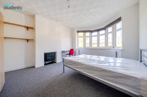 6 bedroom semi-detached house to rent - Photo 1