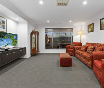 Stunning Family Home for Rent in Cranbourne West - Photo 3