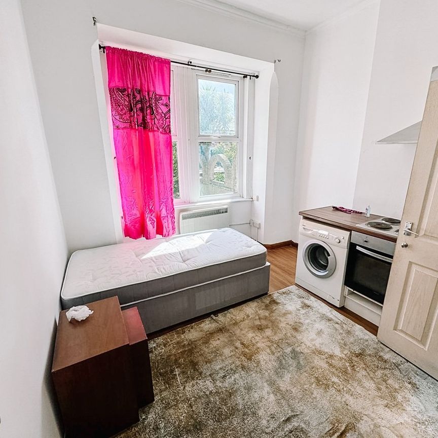 Studio Flat, Croydon Road, SE20 - Photo 1