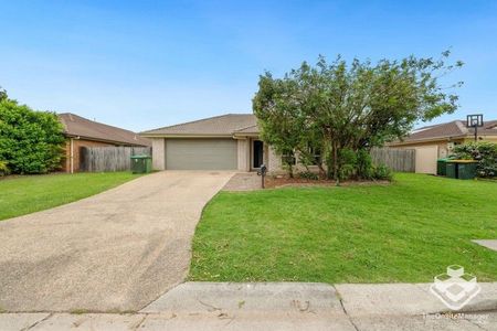 Freshly painted and carpeted - Family home in quiet location - Photo 5