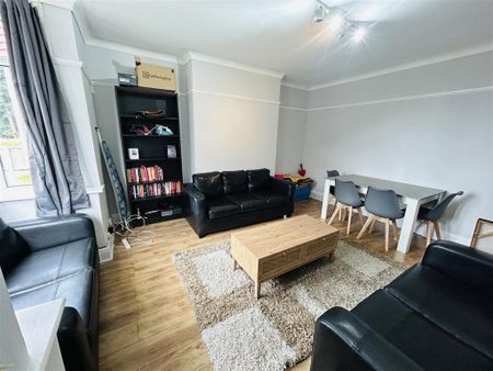 1 bedroom in a house share to rent - Photo 2