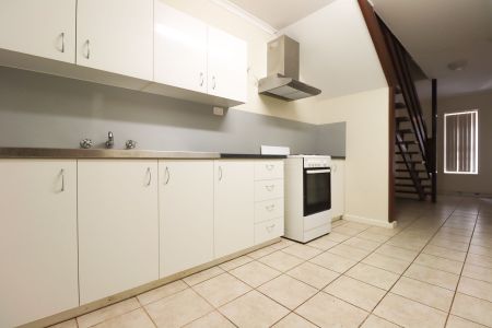 BRICK TOWNHOUSE - Affordable 3x1 + extra downstairs toilet. - Photo 4