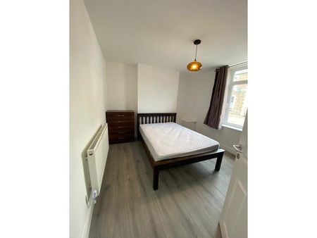 4 bedroom end of terrace house to rent - Photo 5