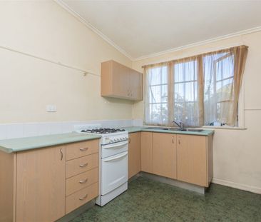 City Living with Character - Snag This Rental Before I Snag a Haircut! - Photo 2