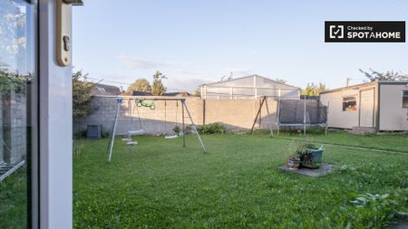 Room in 4-bedroom house with garden in Clondalkin, Dublin - Photo 3