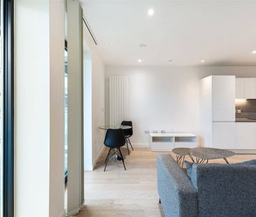 Royal Crest Avenue, London, E16 flat to rent - Photo 3