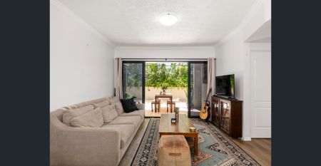 Modern Apartment In Prime Location - Photo 3