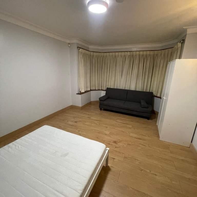 1 bedroom in a house share to rent - Photo 2