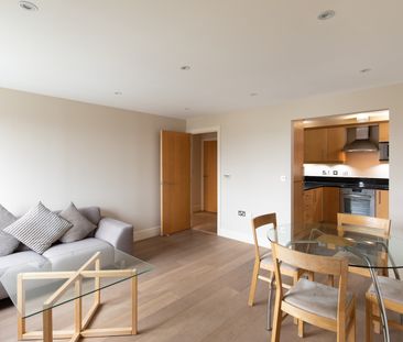 1 Bed Flat, Gainsborough House, E14 - Photo 1