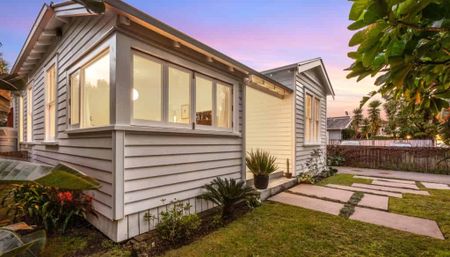 3 bedroom 2 bathroom in Sandringham - Photo 4