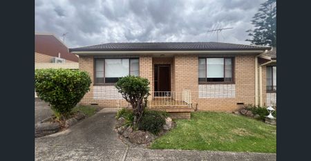 Spacious Two-Bedroom Villa with Lock-Up Garage - Photo 3