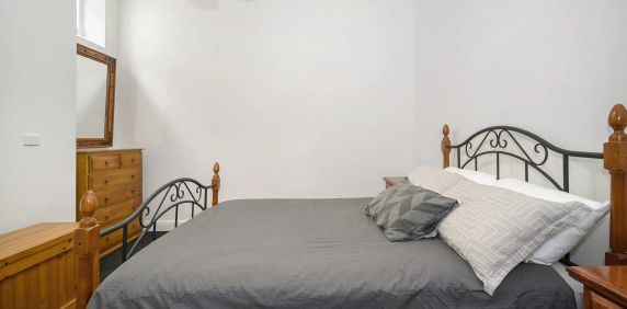 Renovated and spacious - Photo 2