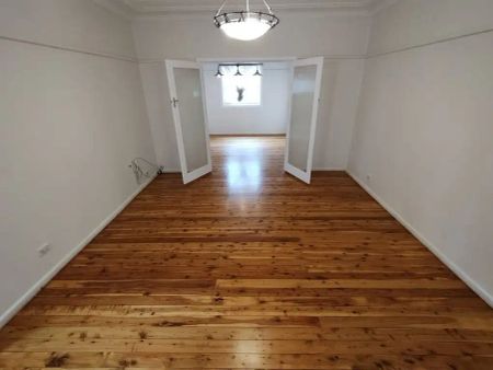 “Cozy Home Opposite Arcadia Street Park” - Photo 2