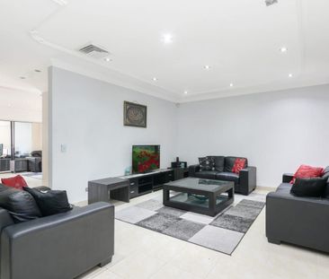 Impressive 4 Bedrooms Double Brick Street Front Townhouse - Photo 4