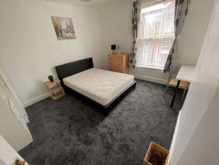 3 bedroom House in Burley Lodge Road, Leeds - Photo 3