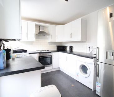 4 bedroom semi-detached house to rent - Photo 5