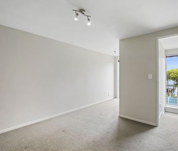 Stylish two-bedroom apartment puts you in the heart of the city - Photo 4