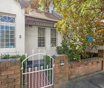 Charming Two-Bedroom Terrace with Sunny Courtyard Oasis in Queens Park - Photo 4