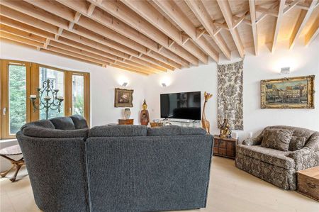 SHORT LET. A stunning architecturally designed four bedroom new build house in a secluded position, shielded, yet moments from the hustle and bustle of Upper Street. - Photo 2