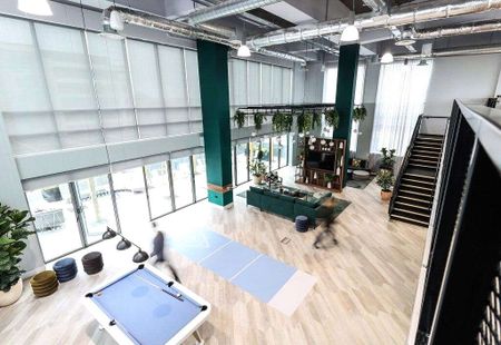 A 8th floor, two bedroom, 1 bathroom, apartment situated in a modern rental community with superb on site residents facilities. - Photo 2