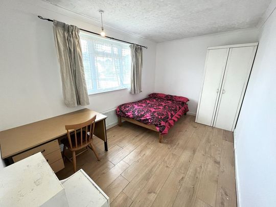 4 bedroom semi-detached house to rent - Photo 1