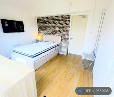 1 bedroom in a house share to rent - Photo 2