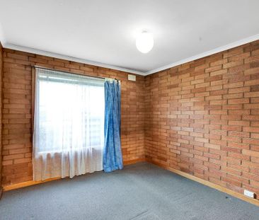 Conveniently Located One-Bedroom Flat - Photo 3