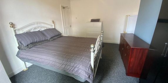 1 BED House share To rent - Photo 2