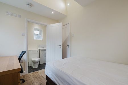 7 Bed Terraced House, Redshaw Close, M14 - Photo 5