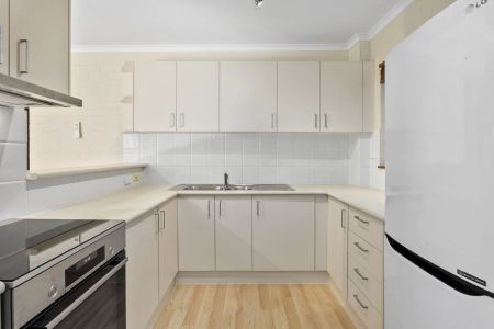 Bright & Private Ground Floor 2-Bedroom Apartment - Photo 2
