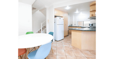 Spacious Two-Bedroom Townhouse with Huge Private Terrace in Prime Holland Park West Location - Photo 2