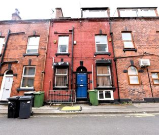 4 bedroom House in Crossfield Street, Leeds - Photo 2