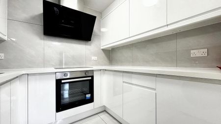 3 bedroom flat to rent - Photo 2