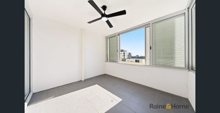Spacious Dual-Level 2 Bed Apartment with Water Views & Resort-Style Facilities - Photo 4