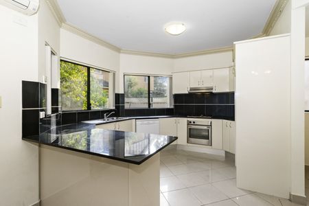 Large 3 Bedroom Townhouse - Photo 3